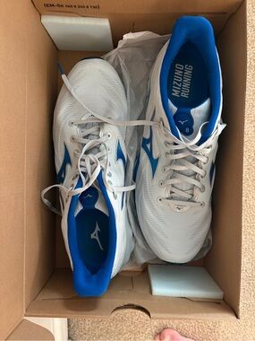Mizuno Athletic Trainers - White and Blue